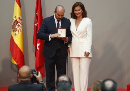 Pedro Rollán entrega a la chef Samantha Vallejo-Najera la Encomienda de la Orden del Dos de Mayo.