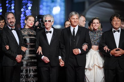 El equipo de la película 'Crimes Of The Future', de izquierda a derecha: Don McKellar, Léa Seydoux, el director, de David Cronenberg, Viggo Mortensen, Kristen Stewart y Robert Lantos, el lunes en la alfombra roja antes de asistir a la proyección del filme.
