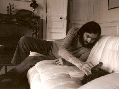 Cort&aacute;zar con su gata Flanelle en su casa de la rue Martel en Par&iacute;s, 1980.