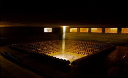 Una gran sala de crianza con capacidad para 2.500 barricas de roble constituye el corazón de la bodega. Hasta esta zona subterránea llega la luz natural del exterior gracias a tres espejos instalados en lo alto de la gran torre, uno de los elementos más característicos y visibles de la bodega de Renzo Piano, ganador del Premio Pritzker de arquitectura en 1998.