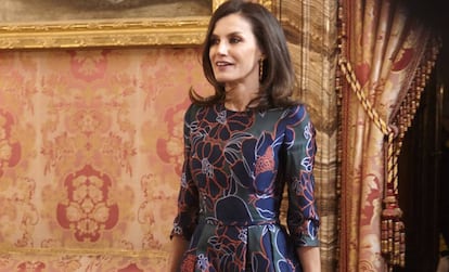 La reina Letizia, vestida de Carolina Herrera, en el almuerzo posterior a la entrega del premio Cervantes, el pasado miércoles. 