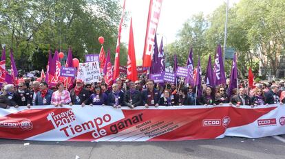 Cabecera de la manifestación del 1 de Mayo en Madrid con banderas y pancartas por la igualdad entre hombres y mujeres.