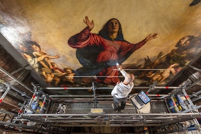 El imponente retablo dedicado a la Asunción de la Virgen, que Tiziano realizó en 1516 para la basílica de Santa María dei Frari de Venecia, luce desde este martes renovado gracias a una restauración que lo ha mantenido oculto los últimos cuatro años.