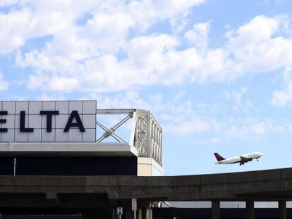 Un vuelo de la aerol&iacute;nea estadounidense Delta despega despu&eacute;s de una interrupci&oacute;n en su sistema inform&aacute;tico en el Aeropuerto LaGuardia de Nueva York, Queens, EE.UU., hoy 8 de Agosto de 2016.