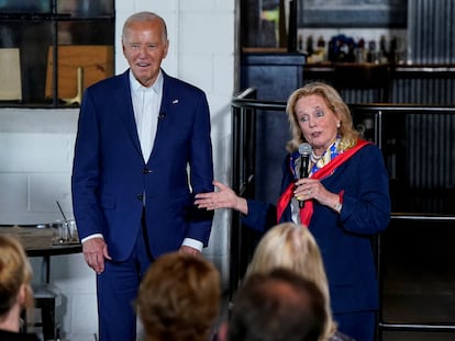 El presidente de Estados Unidos, Joe Biden, en una parada en el Garage Grill and Fuel Bar en Northville (Míchigan), este viernes.