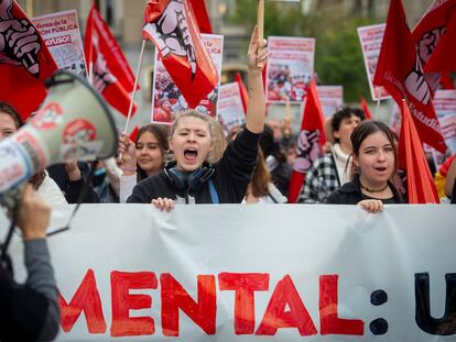 Varios estudiantes se manifiestan en una concentración en defensa de la salud mental de los estudiantes, en octubre de 2022, en Madrid.