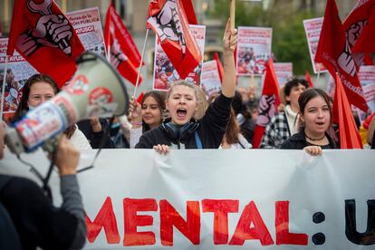 Varios estudiantes se manifiestan en una concentración en defensa de la salud mental de los estudiantes, en octubre de 2022, en Madrid.