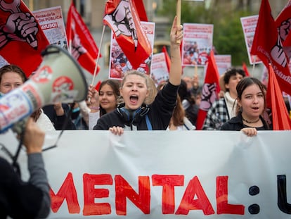 Varios estudiantes se manifiestan en una concentración en defensa de la salud mental, el pasado 27 de octubre de 2022, en Madrid.