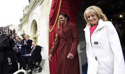 La primera dama Michelle Obama y la esposa del vicepresidente Joseph Biden, Jill, llegan al Capitolio.