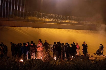 Migrantes provenientes principalmente de Nicaragua, Haití, Perú y Venezuela esperan cruzar a pie para entregarse a las autoridades estadounidenses y solicitar asilo.