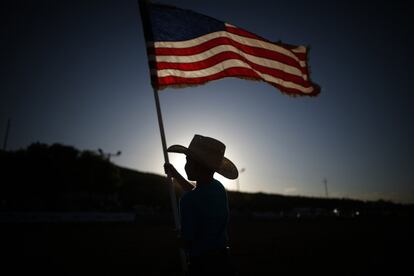 Esteban Edwards, de 7años, sujeta la bandera de los EE UU durante un rodeo.
