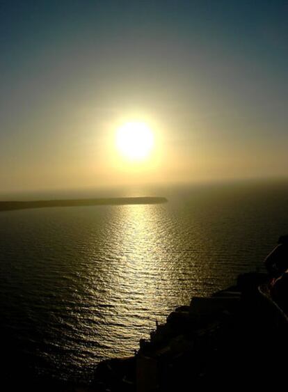 La puesta de sol paraliza, durante unos minutos, la vida de la isla