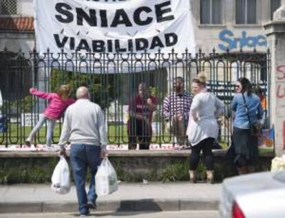 Los trabajadores de Sniace siguen su encierro recibiendo la solidaridad de los vecinos de Torrelavega en forma de todo tipo de alimentos entregados por establecimientos, colectivos y ciudadanos particulares, así como continuas visitas de apoyo de familiares y amigos. EFE/Pedro Puente Hoyos