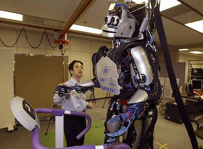 Gordon Cheng, en Kioto, con el robot CB, que anduvo gobernado por un mono desde Estados Unidos.