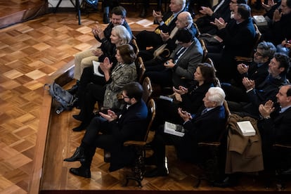 El presidente Gabriel Boric junto a diversos invitados, en la presentación del libro de Patricio Aylwin.