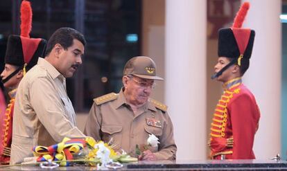 Nicol&aacute;s Maduro y Raul Castro visitan la tumba de Ch&aacute;vez.