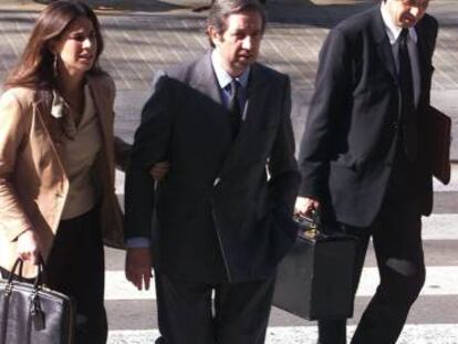De la Rosa (c), Gabriela (i) y su abogado en el 2000. 