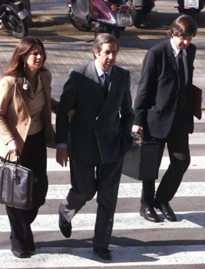 De la Rosa (c), Gabriela (i) y su abogado en el 2000.