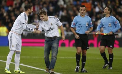 El campeón del mundo de ajedrez, Magnus Carlsen, saluda a Ramos antes de hacer el saque de honor.