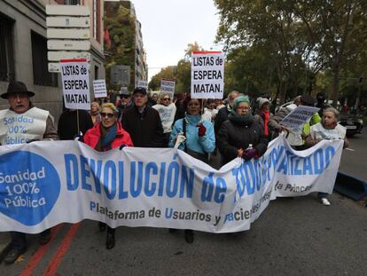 Manifestacion de la Marea Blanca madrileña frente al ministerio de Sanidad el domingo 17 de noviembre.