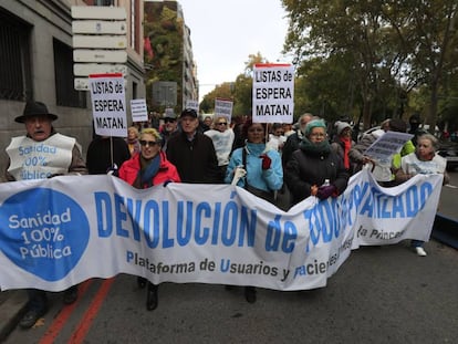 Manifestacion de la Marea Blanca madrileña frente al ministerio de Sanidad el domingo 17 de noviembre.