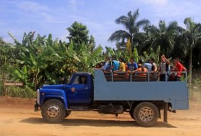 Un grupo de jóvenes a bordo de un camión de transporte cerca de El Recreo, dentro del parque Nacional de Humboldt, al noroeste de Baracoa.