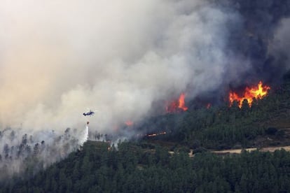 Un helicòpter fa una descàrrega sobre l'incendi a Acebo.