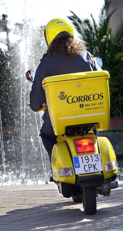 Los carteros realizan su labor usando motos o furgonetas corporativas, pero también usan el transporte público o van andando.