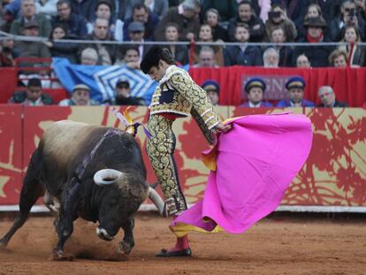 Jos&eacute; Tom&aacute;s lidia su primer toro de la tarde, &#039;Brigadista&#039;, en la Monumental Plaza M&eacute;xico, en Ciudad de M&eacute;xico.