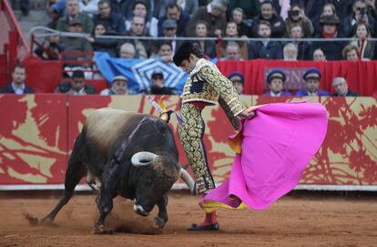 Jos&eacute; Tom&aacute;s lidia su primer toro de la tarde, &#039;Brigadista&#039;, en la Monumental Plaza M&eacute;xico, en Ciudad de M&eacute;xico.