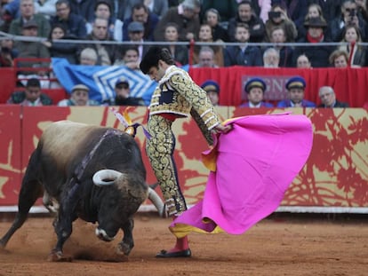 Jos&eacute; Tom&aacute;s lidia su primer toro de la tarde, &#039;Brigadista&#039;, en la Monumental Plaza M&eacute;xico, en Ciudad de M&eacute;xico.