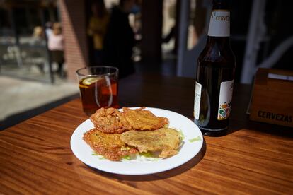 Una tapa de tortillitas de camarones en un bar del barrio del Zaidín de Granada.