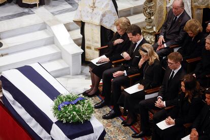 Desde la izquierda, en primera fila, quien fue reina de Grecia, Ana María; su hijo mayor, Pablo; la esposa de este, Marie-Chantal. Tras ellos, los reyes eméritos de España e Irene, hermana de la reina Sofía.