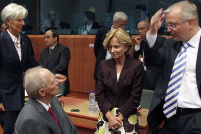 Elena Salgado, en el centro, conversa con el ministro alemán de Finanzas, Wolfgang Schaüble, junto a la ministra francesa Christine Lagarde y el comisario europeo Olli Rehn.