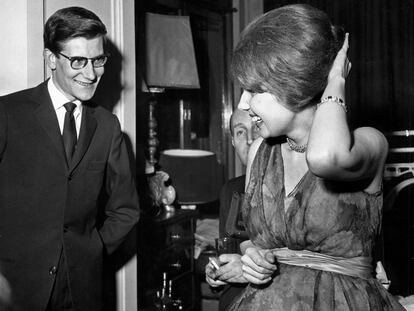 La duquesa de Alba conversa con el diseñador Yves Saint Laurent durante el desfile de Dior celebrado con fines benéficos en el Palacio de Liria de Madrid, en 1959.
