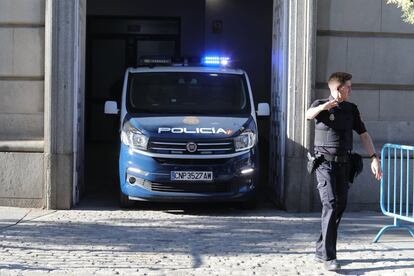 Uno de los furgones de policía que transporta a los presos sale del Tribunal Supremo.