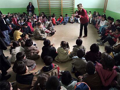 Niños del Carmel desplazados al colegio Sant Antoni Maria Claret, en Nou Barris, por los desalojos en el barrio.