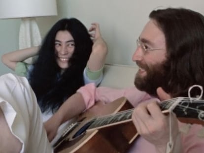 Yoko Ono e John Lennon em uma imagem do vídeo da apresentação de 15 de maio de 1969.