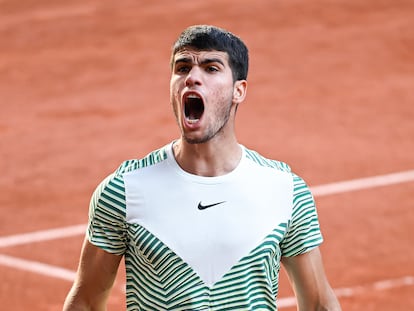 Carlos Alcaraz celebra un punto ante Tsitsipas en la pista Philippe Chatrier de París.