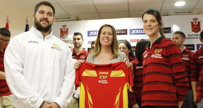 La directora general de Deportes del CSD, Ana Muñoz (c), la atleta Ruth Beitia (d), , y el lanzador de peso malagueño Borja Vivas (i), durante la rueda de prensa.