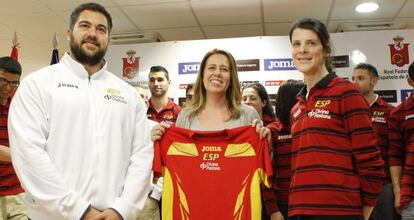  La directora general de Deportes del CSD, Ana Mu&ntilde;oz (c), la atleta Ruth Beitia (d), , y el lanzador de peso malague&ntilde;o Borja Vivas (i), durante la rueda de prensa. 