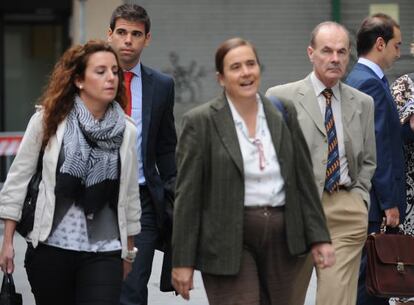 El ex decano de Medicina de la UPV, Francisco Javier Goiriena, y la ex directora de Estomatología, Montserrat Barranquero, primero y segunda por la derecha, llegan al juicio el pasado septiembre