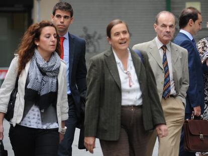 El ex decano de Medicina de la UPV, Francisco Javier Goiriena, y la ex directora de Estomatología, Montserrat Barranquero, primero y segunda por la derecha, llegan al juicio el pasado septiembre