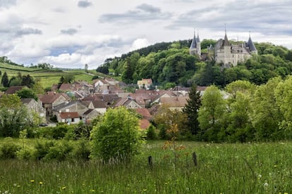 La región, popular por la denominación de origen de sus vinos, esconde algunos enclaves tan bonitos como el rojo que rellena las copas de los paladares más selectos. Entre ellos están, por ejemplo, Châteauneuf-en-Auxois, perteneciente Côte-d’Or. Que nombre haga referencia a un castillo no es casualidad. Su arquitectura medieval (en la foto, en castillo de La Rochepot) le ha hecho merecedora de estar en la lista de los pueblos más bonitos de Francia. Además, es un paso clave en el Camino de Santiago, como le pasa también a la localidad de La Charité-sur-Loire, ciudad que intentó ser recuperada por Juana de Arco en 1429 y que es, desde los noventa, ciudad del libro, atrayendo una feria del libro antiguo y un sinfín de actividades vinculadas con la lectura y el mundo de los escritores.