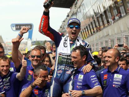 Jorge Lorenzo celebra la victoria con su equipo en Le Mans.