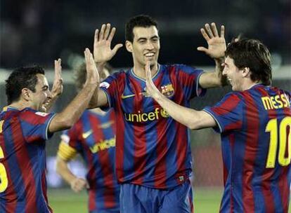 Xavi y Busquets felicitan al Messi por el segundo tanto del Barcelona.