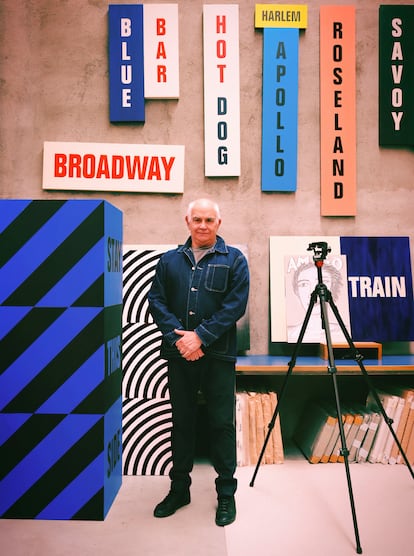 Óscar Mariné, fotografiado en su estudio recóndito, una mezcla de taller de artista y gabinete de curiosidades. 