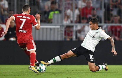 Coutinho, de blanco, con el Liverpool ante el Bayern de Múnich.