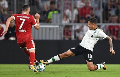 Coutinho, de blanco, con el Liverpool ante el Bayern de M&uacute;nich.