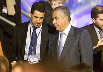 Arenas conversa con el presidente valenciano,  Eduardo Zaplana, en el congreso del PP.
